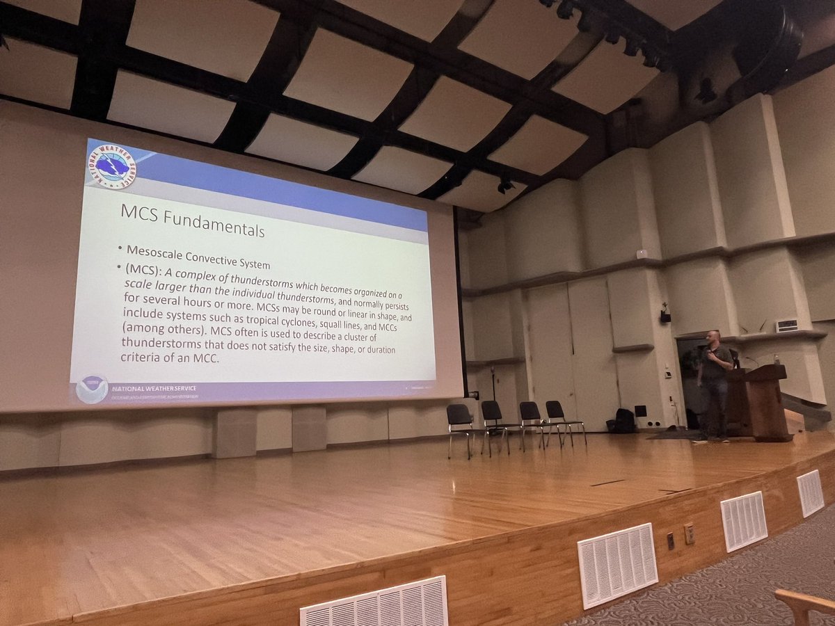 Slashman_us's tweet photo. @NWSIndianapolis meteorologist Matt
Eckhoff talking about QLCSs and forecasting challenges. #cisws24 #inwx https://t.co/O1ZbKxBVYz