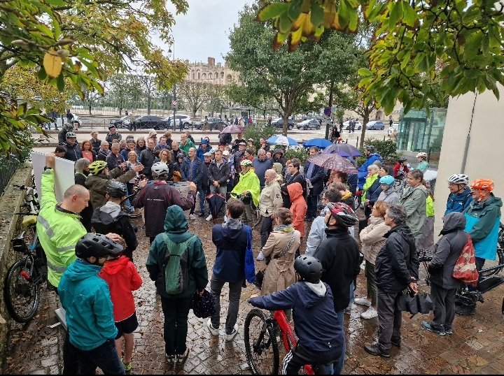 Beaucoup d'émotion pour la centaine de cyclistes à Saint Germain-en-Laye mais aussi de non cyclistes qui ont tenu à rendre hommage à Paul et à dire #StopAuxViolencesMotorisees #jeSuisPaul #jesuispaulvarry <a href="/MDBIDF/">Mieux se déplacer à bicyclette</a> <a href="/ParisEnSelle/">Paris en Selle</a> @veloIDF  <a href="/BeatricePiron/">Béatrice Piron</a>