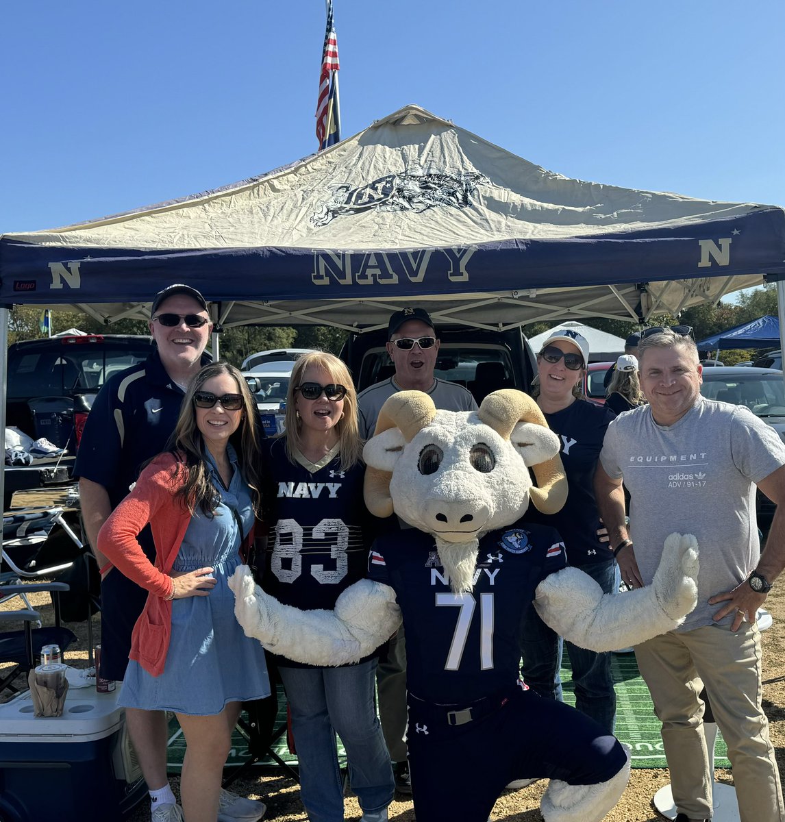 Simplycfrey's tweet photo. Go Navy! Anchors Aweigh as @NavyFB takes the field today. Let's cheer on our Midshipmen to victory! #GoNavy #BeatCharlotte #RollGoats 🏈⚓️ https://t.co/ddTAYXgYYe