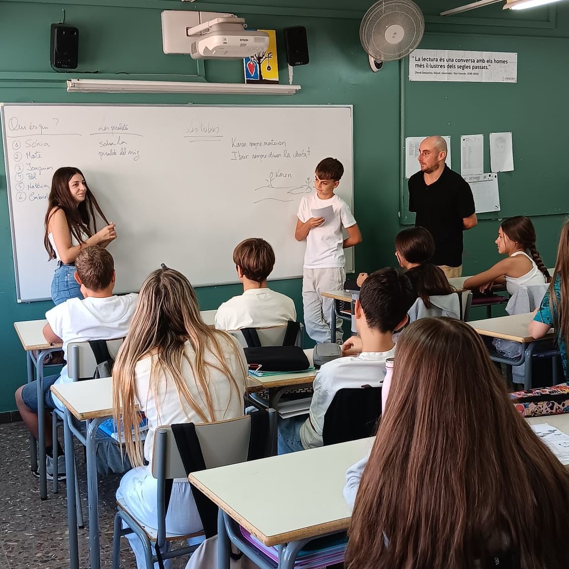 Aprendre un nou idioma és molt més fàcil amb pràctica diària! Al Col·legi Lestonnac, els nostres alumnes (d'infantil a secundària) milloren el seu anglès amb l'ajuda d'un auxiliar nadiu. 💬🇬🇧
#Anglès #Lestonnac #Infantil #Primària #Secundària #Idiomes