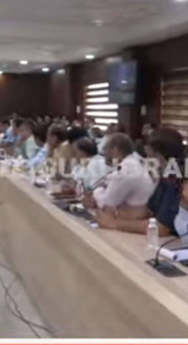 SethiRuchikaT's tweet image. माननीय मंत्री और कुछ अन्य लोगों को गिलास में पानी दिया ,लेकिन अधिकतरअधिकारीयो को #SUP बोतल #plasticpollution 
प्लास्टिक प्रदूषण से निपटने के लिए जिला प्रशासन को सबसे पहले #GreenProtocol   शुरू करे and set an example.@RaoNarbir ji कृपया @DC_Gurugram को SUP रोकने का निर्देश दें l