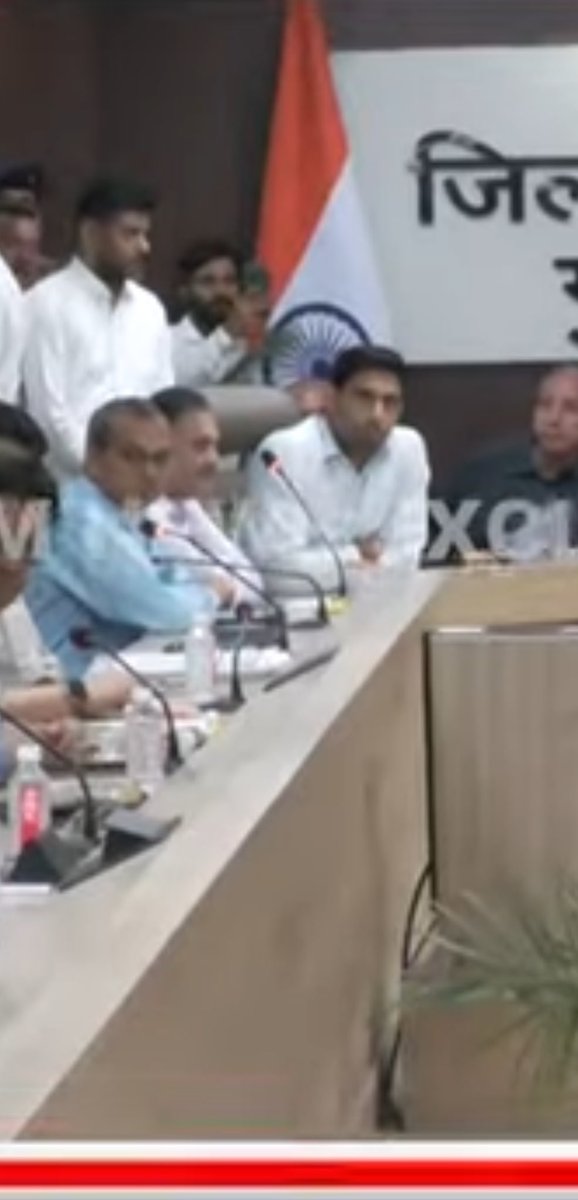 SethiRuchikaT's tweet image. माननीय मंत्री और कुछ अन्य लोगों को गिलास में पानी दिया ,लेकिन अधिकतरअधिकारीयो को #SUP बोतल #plasticpollution 
प्लास्टिक प्रदूषण से निपटने के लिए जिला प्रशासन को सबसे पहले #GreenProtocol   शुरू करे and set an example.@RaoNarbir ji कृपया @DC_Gurugram को SUP रोकने का निर्देश दें l