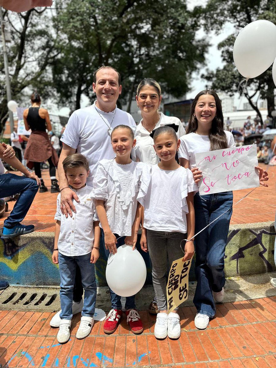 mgiraldosenador's tweet photo. Con nuestros hijos NO se van a meter 🇨🇴💪🏼

Salimos a defender la niñez, la infancia, la inocencia de nuestros niños, el futuro de Colombia 🇨🇴 ¡a defender a nuestros hijos!

Salimos a marchar por el AMOR a ellos y por defender LA VERDAD.

#El19MarchoXLosNiños
#ConMisHijosNoTeMetas
#ConLosNiñosNo 
#UnidosPorLaNiñez