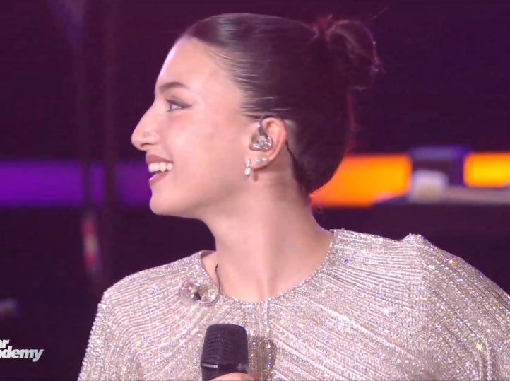 claraa_drl's tweet photo. si c’est pas la reine de France je sais pas qui elle est #StarAcademy https://t.co/tDu0L0PKUT