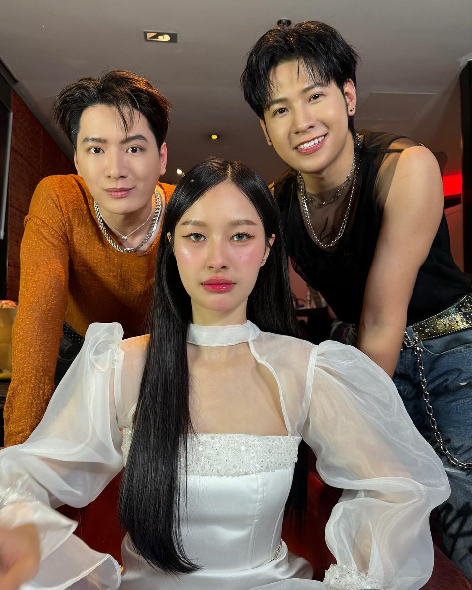 WithSingto0728's tweet photo. พี่คริสพี่สิงโตและน้องมิลค์ ☺️💗🫶🏻 

Igs : panly.v
#คริสสิงโต #ทีมพีรญา #KSFANDAY15xSINGAPORE https://t.co/URfw5nWJxl