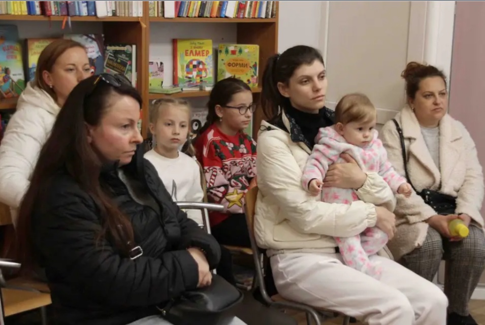 ilya_poet's tweet photo. 1/2

Although the city has been bombed multiple times this month, Odesa’s Kids Poetry Studio (https://t.co/hm67j9Fj18) is going full speed forward - poets and journalists and librarians work together to bring verse to kids in a war zone. https://t.co/FGHc4w4EI8