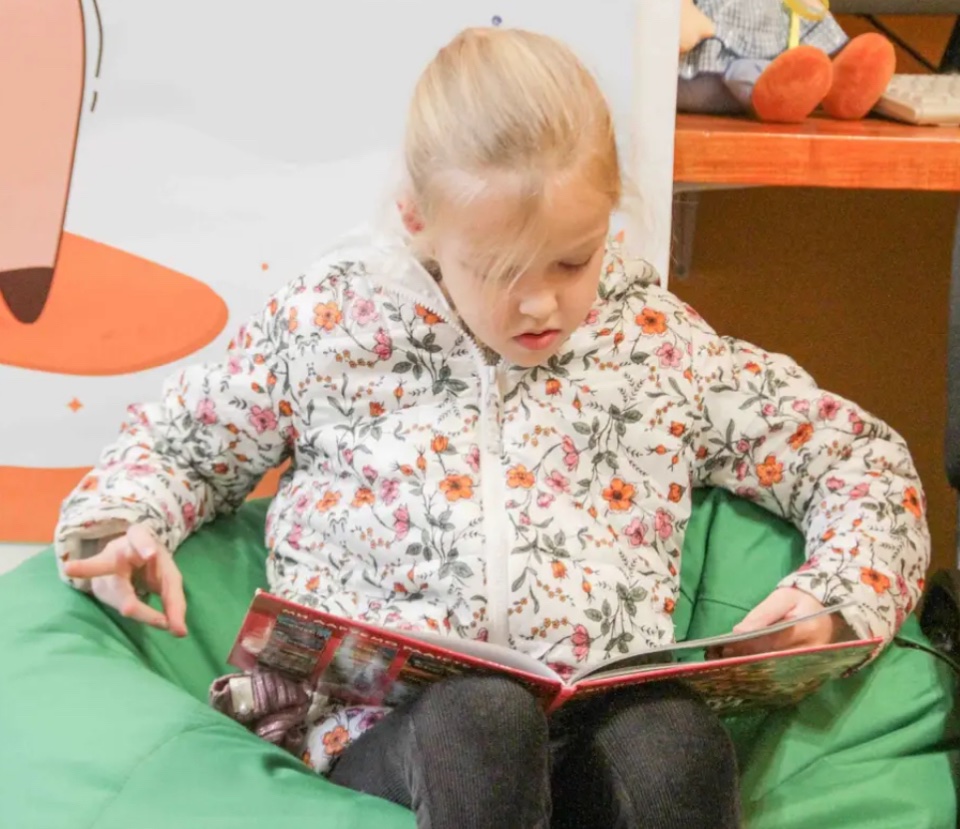 ilya_poet's tweet photo. 1/2

Although the city has been bombed multiple times this month, Odesa’s Kids Poetry Studio (https://t.co/hm67j9Fj18) is going full speed forward - poets and journalists and librarians work together to bring verse to kids in a war zone. https://t.co/FGHc4w4EI8