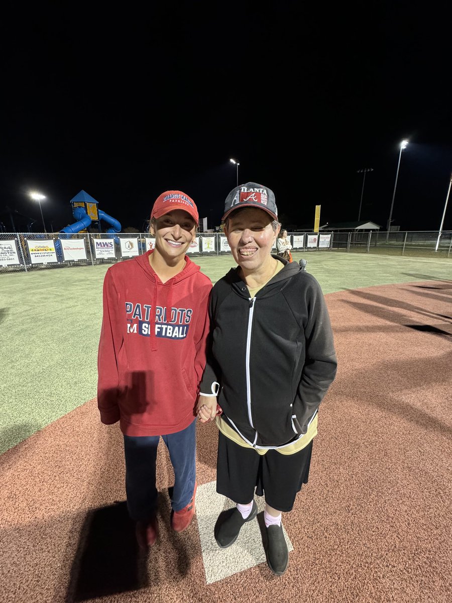 fmu_softball's tweet image. “When you give joy to other people, you get more joy in return. You should give a good thought to happiness that you can give out.” - Eleanor Roosevelt

Our players most definitely get joy from hanging out with these amazing humans playing the game we love! 

#SwampEm | #GoPatsGo