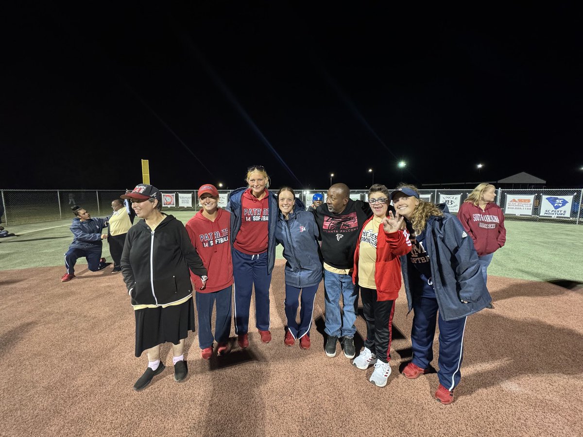 fmu_softball's tweet image. “When you give joy to other people, you get more joy in return. You should give a good thought to happiness that you can give out.” - Eleanor Roosevelt

Our players most definitely get joy from hanging out with these amazing humans playing the game we love! 

#SwampEm | #GoPatsGo