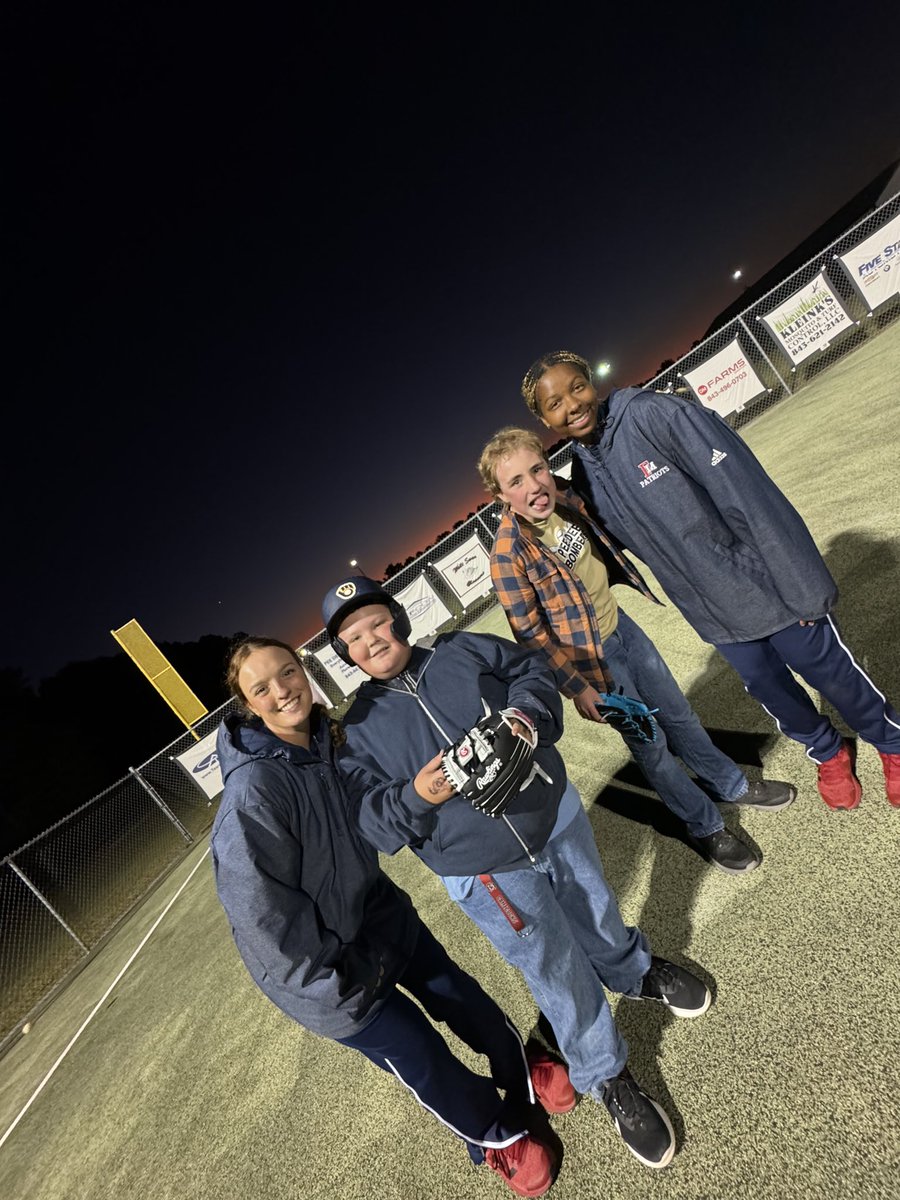 fmu_softball's tweet image. “When you give joy to other people, you get more joy in return. You should give a good thought to happiness that you can give out.” - Eleanor Roosevelt

Our players most definitely get joy from hanging out with these amazing humans playing the game we love! 

#SwampEm | #GoPatsGo