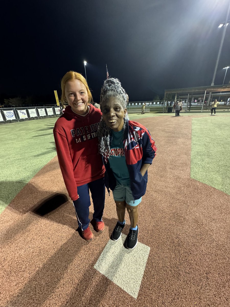 fmu_softball's tweet image. “When you give joy to other people, you get more joy in return. You should give a good thought to happiness that you can give out.” - Eleanor Roosevelt

Our players most definitely get joy from hanging out with these amazing humans playing the game we love! 

#SwampEm | #GoPatsGo