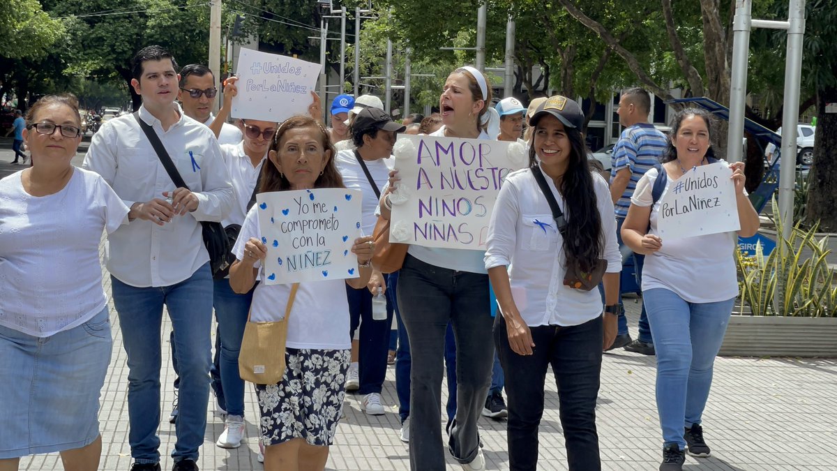 dhmishel's tweet photo. En Cúcuta, el @Partido MIRA también estuvo apoyando la marcha que busca concienciar y sensibilizar a los colombianos sobre la importancia de la protección de nuestros niños, de brindarles un cuidado y una educación que les brinde un buen futuro. #UnidosPorLaNiñez https://t.co/l197NZGlRz