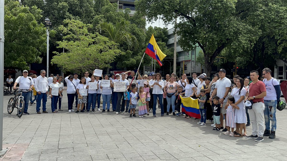 dhmishel's tweet photo. En Cúcuta, el @Partido MIRA también estuvo apoyando la marcha que busca concienciar y sensibilizar a los colombianos sobre la importancia de la protección de nuestros niños, de brindarles un cuidado y una educación que les brinde un buen futuro. #UnidosPorLaNiñez https://t.co/l197NZGlRz