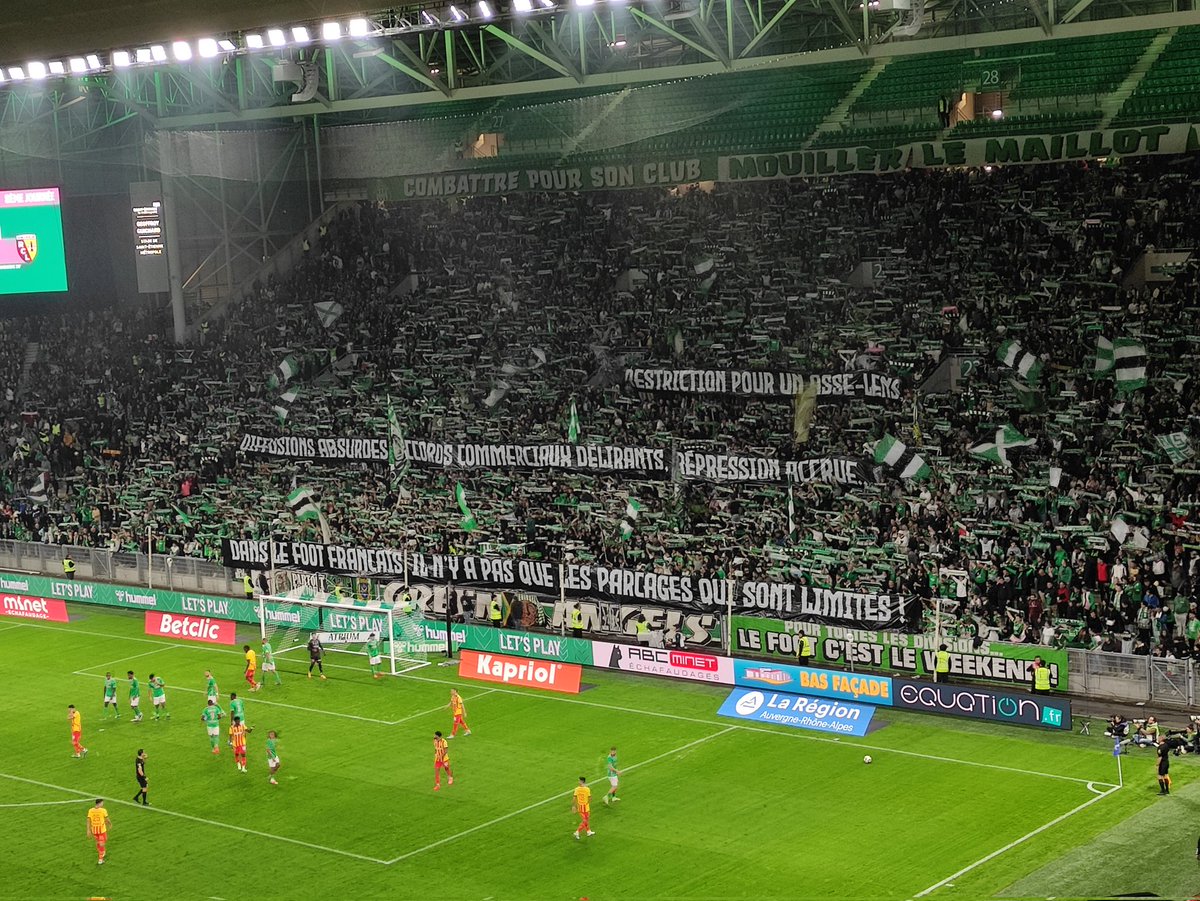 Site_Evect's tweet photo. 👊 "Restriction pour un ASSE-Lens, diffusions absurdes, accords commerciaux délirants, répression accrue... Dans le foot français, il n'y a pas que les parcages qui sont limités !"

#ASSE #ASSERCL #GA92
📸©️EVECT https://t.co/3MJBDkkr36