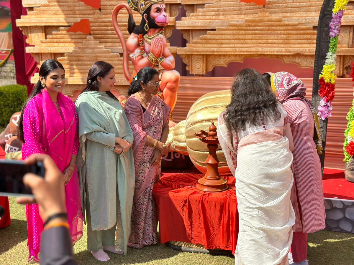 DrAnjaliYadavI2's tweet photo. आज खैरखल के ग्रीनलैंड होटल में केंद्रीय मंत्री श्री भूपेंद्र यादव जी की पुत्री व We Shakti एनजीओ की फाउंडर व कार्यक्रम की आयोजिका श्रीमती प्रज्ञा यादव जी के द्वारा आयोजित शक्ति दीपावली मेला 2024 के शुभारंभ समारोह में अतिथि के रूप में शामिल हुई और उपस्थित नारी शक्ति के साथ https://t.co/x1tvkbECRQ