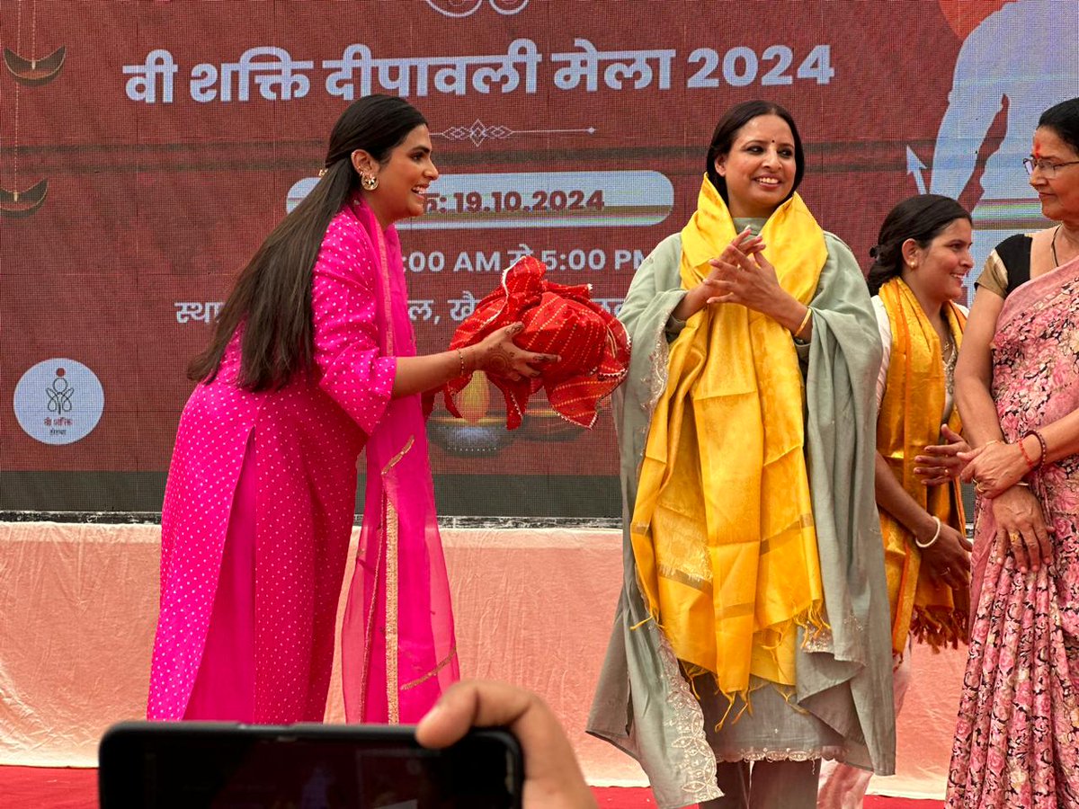 DrAnjaliYadavI2's tweet photo. आज खैरखल के ग्रीनलैंड होटल में केंद्रीय मंत्री श्री भूपेंद्र यादव जी की पुत्री व We Shakti एनजीओ की फाउंडर व कार्यक्रम की आयोजिका श्रीमती प्रज्ञा यादव जी के द्वारा आयोजित शक्ति दीपावली मेला 2024 के शुभारंभ समारोह में अतिथि के रूप में शामिल हुई और उपस्थित नारी शक्ति के साथ https://t.co/x1tvkbECRQ