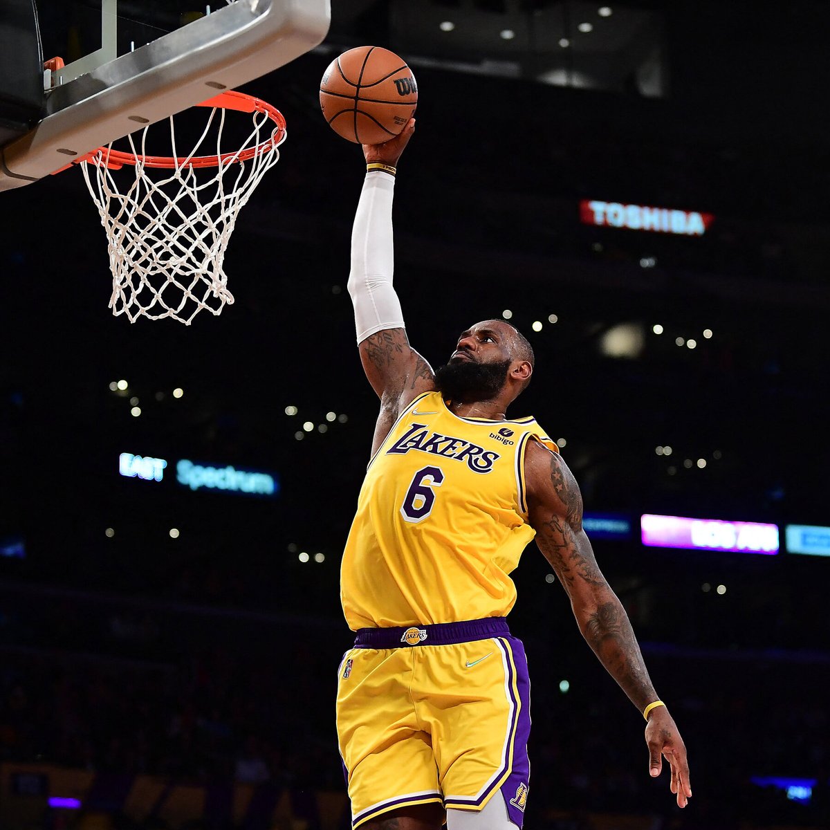 SedDeVictoria's tweet photo. LeBron James es el primer hombre en la NBA que alcanza el estatus de milmillonario.

Ha ganado $346 millones a través de contratos en la NBA y $700 millones con sus acuerdos fuera de la cancha.

HILO: Las 7 mejores inversiones de LeBron. https://t.co/WvGDLXIseT