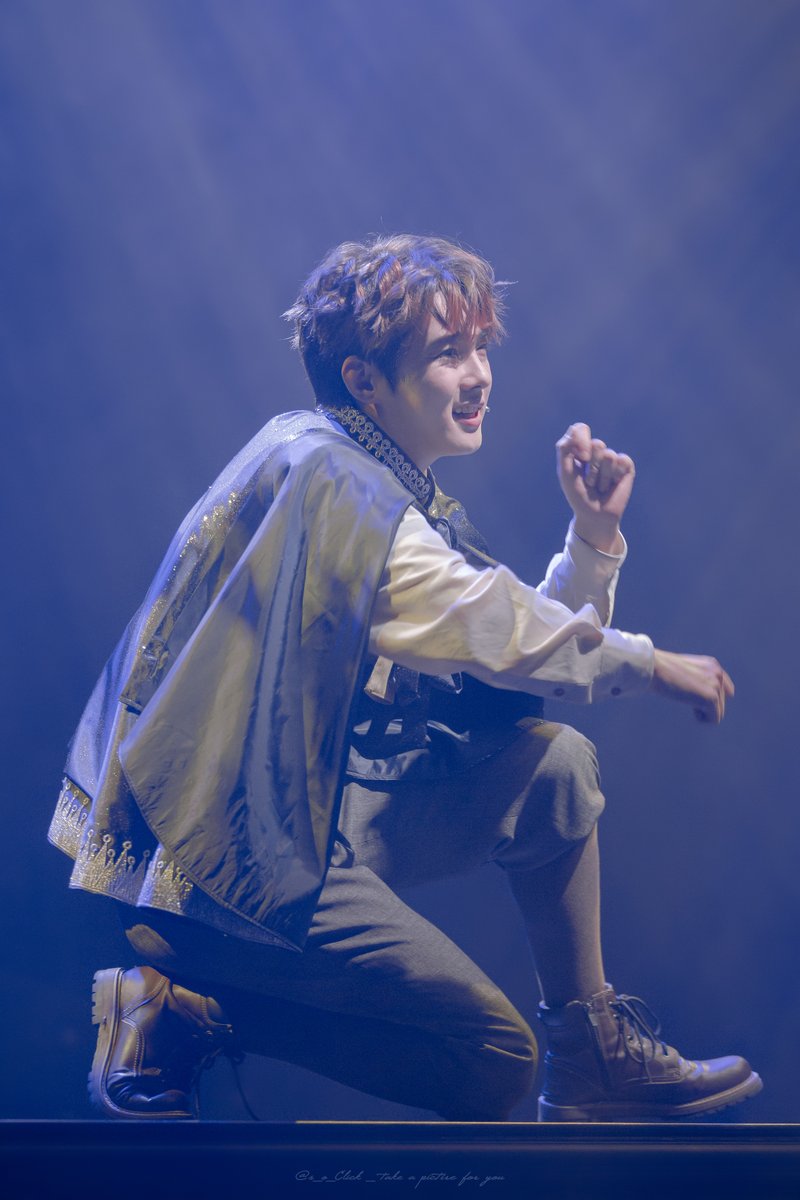 s_o_Click's tweet photo. 241019 19시 뮤지컬 꼼메디아 디 피노키오
스페셜 커튼콜 '천막극장'
#박경호 루치뇰로

이 천막 아래로 들어오세요 https://t.co/IdcjWwAATG