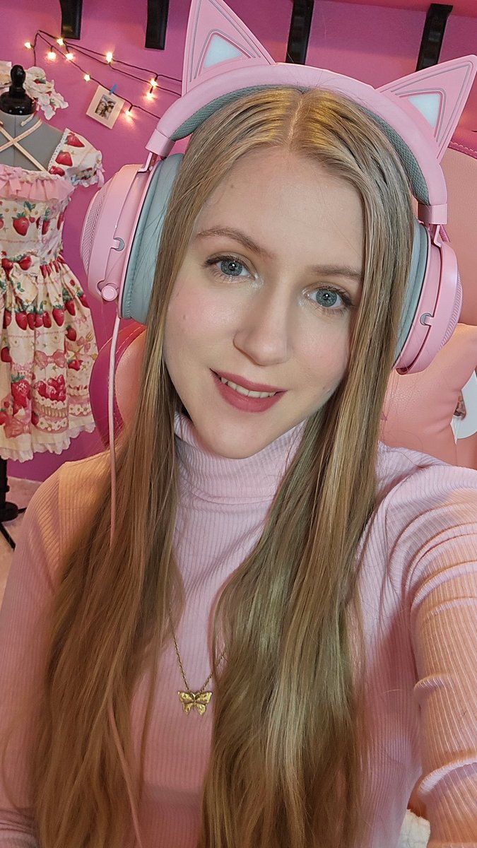 TheCocoCoola's tweet photo. Live now playing Doki Doki Literature Club for a Halloween Twitch Stream! https://t.co/xspEFrmPl5
