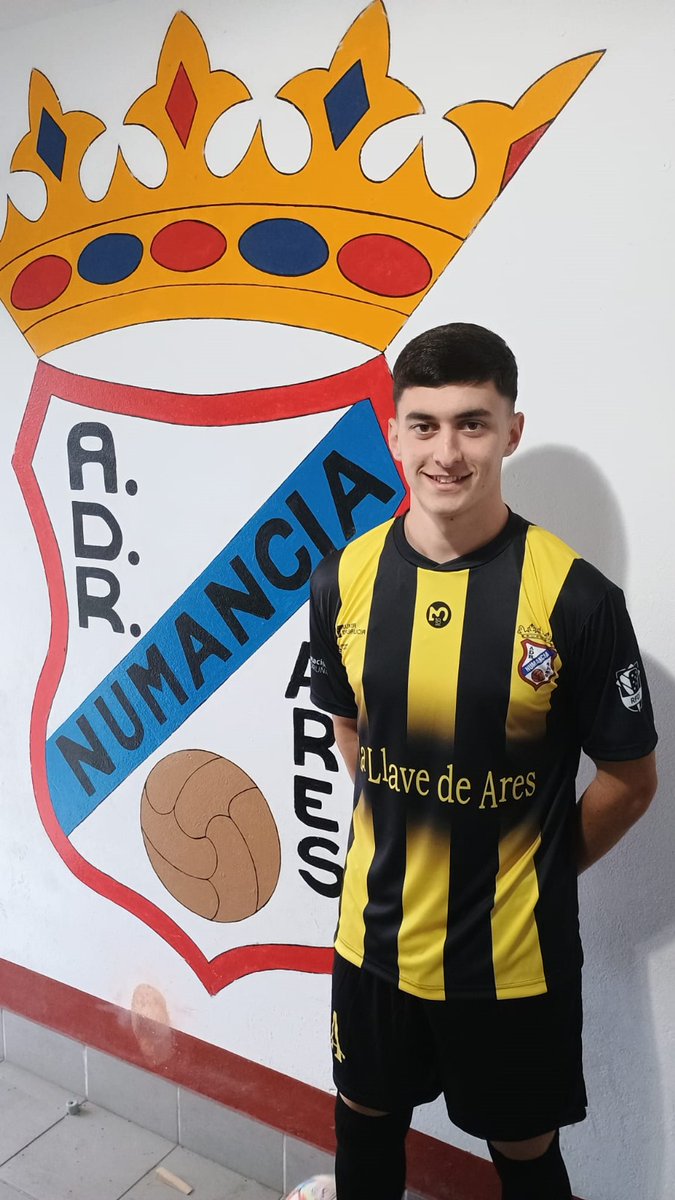 ⚫️🟡⚫️ Esta tarde se ha realizado la presentación oficial de la 2ª equipación del equipo de #aficionados. Estuvieron los patrocinadores que lucirá la equipación,  La Llave de Ares en el frontal y José Bañobre Peluqueros en la parte posterior.
#ForzaNuman
#AupaNumancia
#somosNUMAN