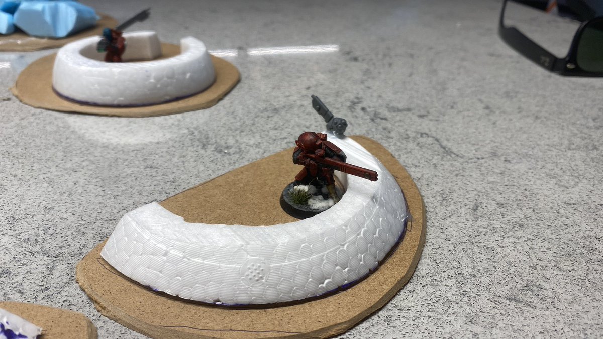 Una tarde productiva haciendo esceno para #warhammer40000 #WarhammerCommunity #warhammer40k Así tendremos al menos una mesa de 40k en el nuevo local de <a href="/eljabalipisador/">El Jabalí Pisador</a> 👀