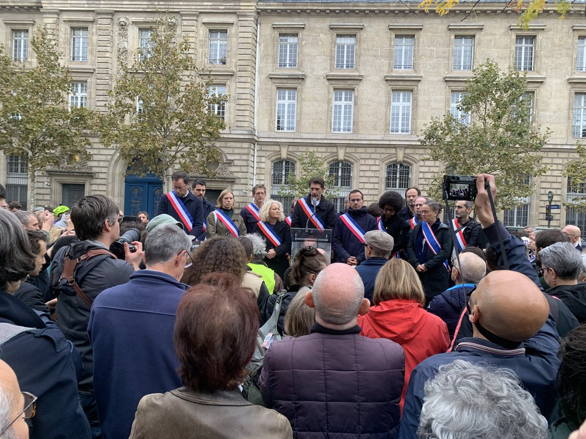 Nous étions rassemblés aujourd’hui pour rendre hommage à Paul Varry, tué par un automobiliste cette semaine. Emotion et tristesse. Nous continuerons d’adapter la ville aux mobilités douces pour notamment contribuer à réduire les violences routières. #PaulVarry