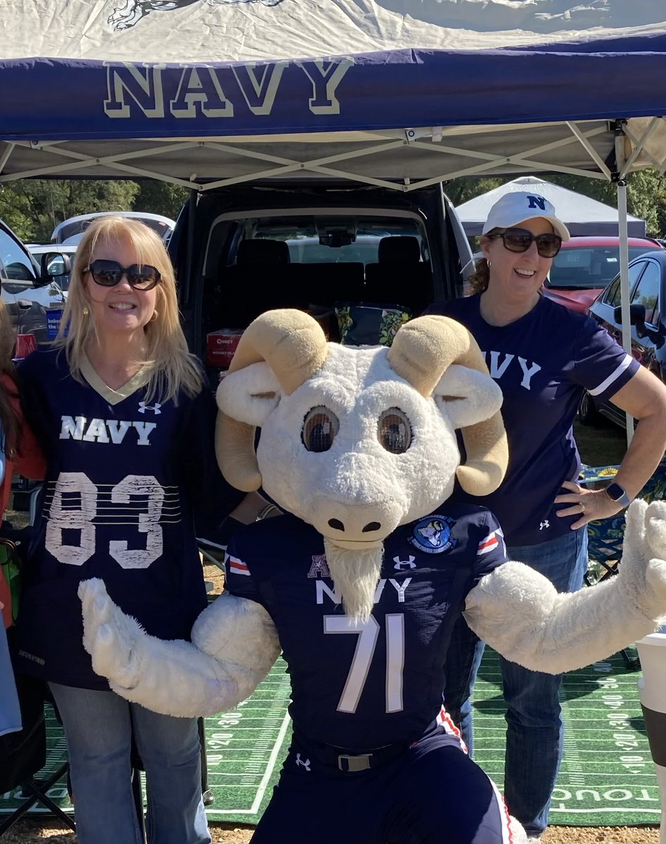 Simplycfrey's tweet photo. Go ⁦@NavyFB⁩ beat Charlotte 🏈💙💛#GoGoats https://t.co/q1ofC7lMV8