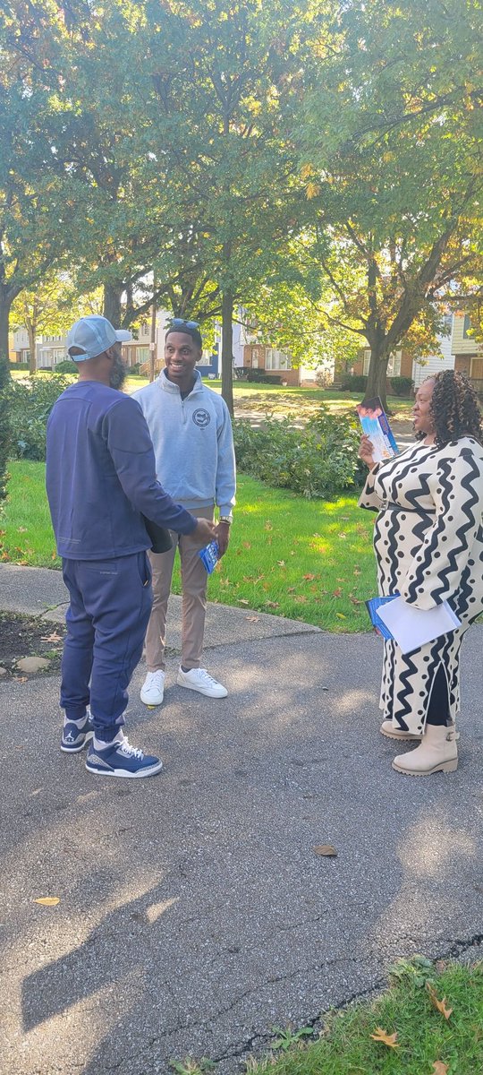zachreed12's tweet image. This morning, Mayor @JustinMBibb @Juanita_Brent and I went door to door in the Lee Harvard neighborhood asking voters to support @KamalaHarris @SenSherrodBrown #Issue49