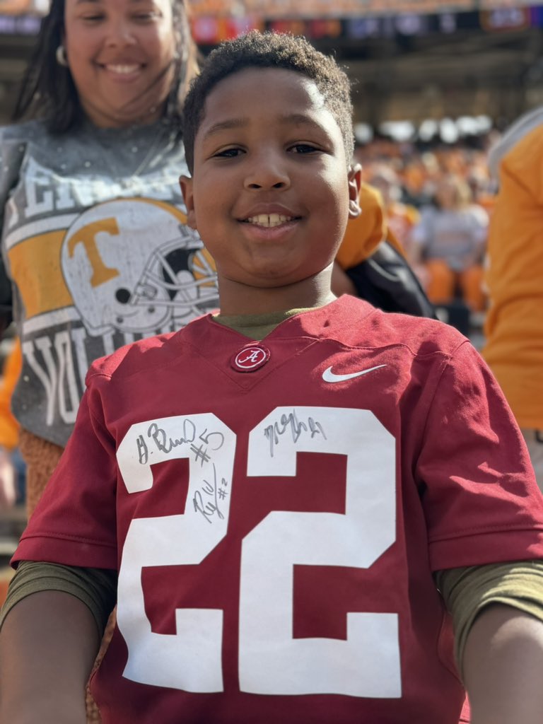 PCGreenfield's tweet photo. Ryan Williams making a young Tide fans day before Alabama takes on Tennessee https://t.co/CI2q8WTXbh