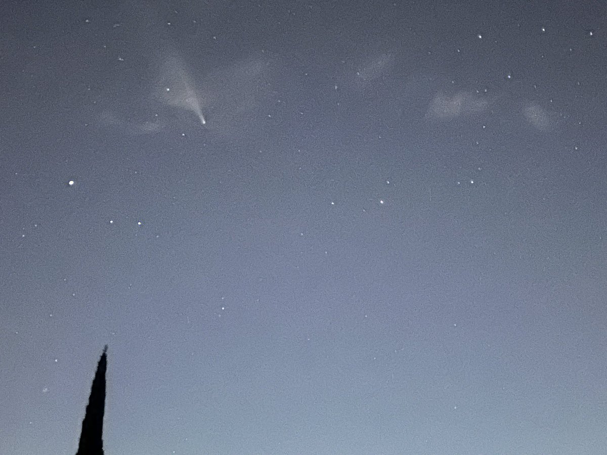 loupiottte's tweet photo. La comète encore visible ce soir sur les collines de la Ciotat. https://t.co/hpoSnv9CEX