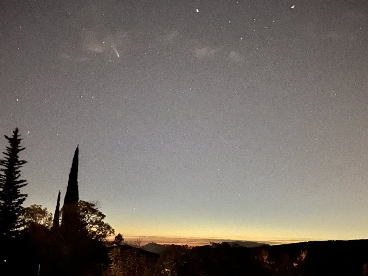 loupiottte's tweet photo. La comète encore visible ce soir sur les collines de la Ciotat. https://t.co/hpoSnv9CEX