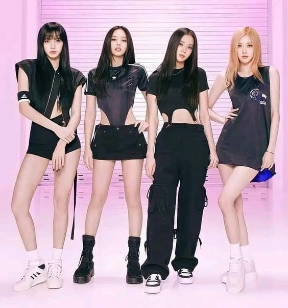 BPxSpotify's tweet photo. Biggest debuts by K-pop female solosits on Spotify counter:

1. #ROSÉ, APT. - 8.54M🆕
2. #LISA, ROCKSTAR - 7.7M
3. #LISA, New Woman - 7.6M
4. #JENNIE, Mantra - 7.3M
5. #JISOO, FLOWER - 6.3M
6. #LISA, Moonlit Floor - 6.04M
7. #JENNIE, You &amp; Me - 5.56M https://t.co/yJB4o4XiF6
