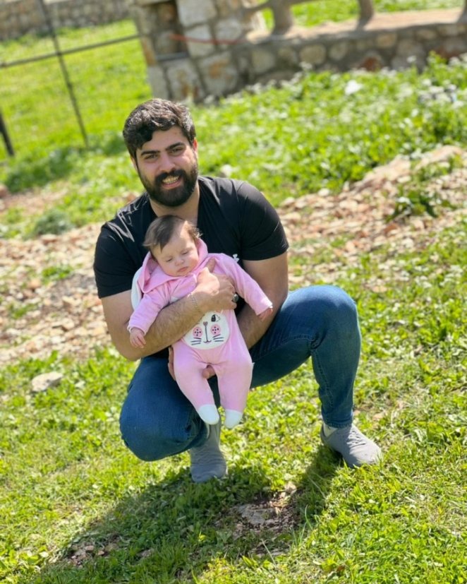 هو ذاك الثّغر الباسم لا يزال مرسومًا على محيّاك، لا تختلف تلك البسمة عن بسمة الإطمئنان التي تزينُ ثغورَ الشّهداء، هنيئًا لك وسام الشّرف ومفتاح الجنة بين يديك تفاخرُ به، هنيئًا لإمّك وأبيك ذاك العزّ والإباء.
ز .
#شهيداً_على_طريق_القدس
