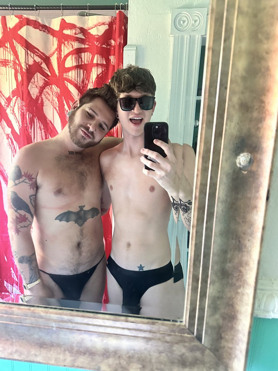 expectopatrocum's tweet photo. Pool party with the homies! Wish one of my boys were here! https://t.co/ukUrNHDh6C