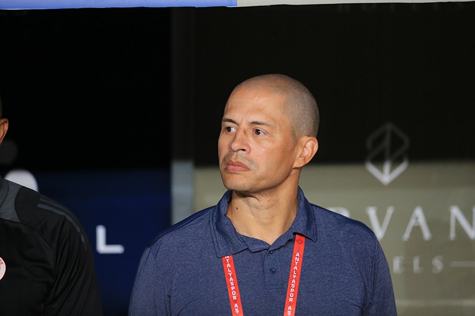 Alex de Souza: “İcardi çıkıyor, Osimhen giriyor. Real Madird’de böyle forvet hattı yok. Galatasaray bu lige fazla bir takım.”