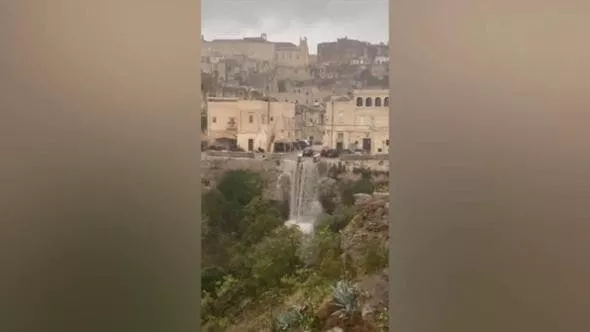 Area51cinqueuno's tweet photo. #Emiliaromagna #Sicilia #Basilicata #Toscana 
...e ancora rompono il catso con il #Pontesullostretto 
#ipeggioridisempre
#Maiadx 
💫 https://t.co/brGxsRkF7j