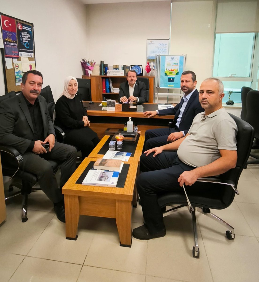 akkaya_feyyaz's tweet photo. Konfederasyon başkanımız Sayın Ali Yalçın ve Hizmet kolu başkanımız Sayın Soner Yalçın  Şube başkanlığımızı ziyaret ettiler .. yaklaşık 1 saat süren istişarelerimizde  . Teknik elemanların sorunlarını görüştük .. Mühendislik Mimarlık Kanunu ile ilgili aciliyeti ilettik .. https://t.co/4gcG7Ahpow