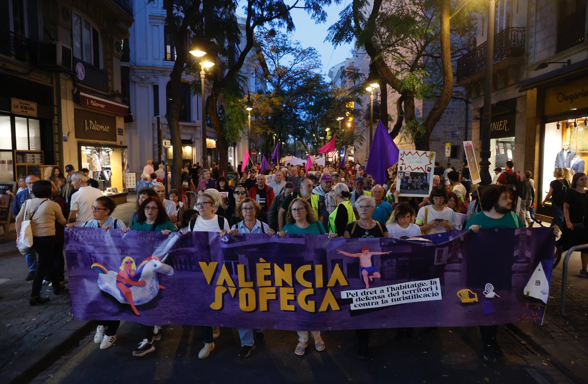 Una manifestación toma las calles de València y exige topar los precios de alquiler: "Nos están expulsando de la ciudad"
Reivindican una vivienda digna, la defensa del territorio y la regulación que "evite la turistificación"
europapress.es/comunitat-vale…
📸 Rober Solsona / EP