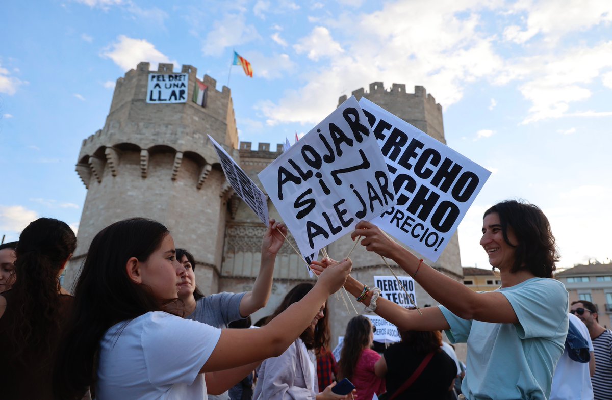 EPCValenciana's tweet photo. Una manifestación toma las calles de València y exige topar los precios de alquiler: "Nos están expulsando de la ciudad"
Reivindican una vivienda digna, la defensa del territorio y la regulación que "evite la turistificación"
https://t.co/wMeO28LlCX
📸 Rober Solsona / EP https://t.co/uRSMirJ5Rz