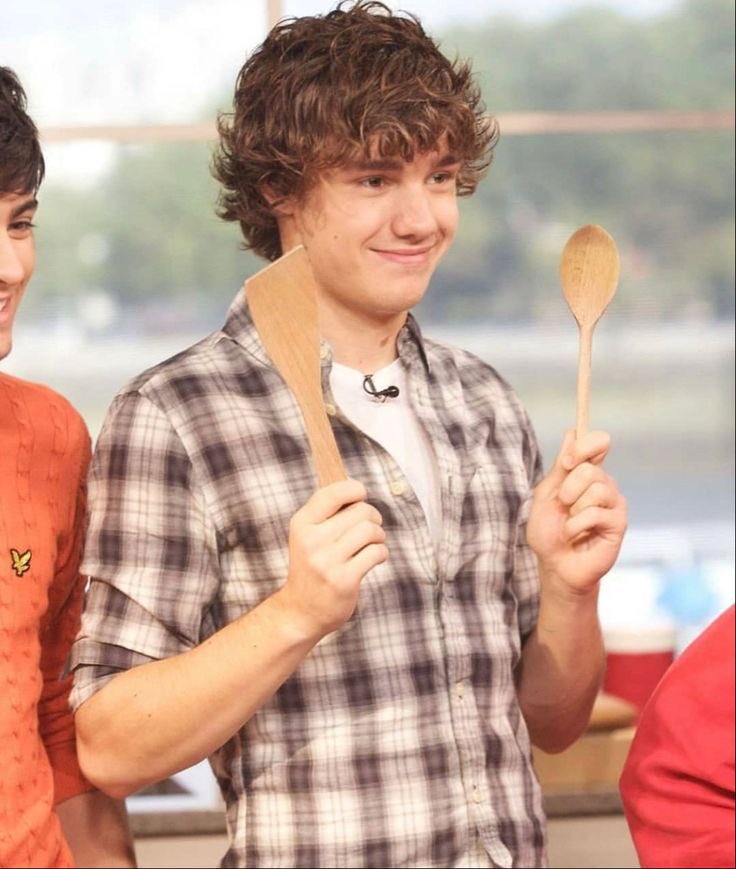 me siento con 10 años otra vez intentando limpiar búsquedas de gente morbosa pero esta vez duele tanto poner fotos de él 
cuerpo de liam payne 
liam’s body
