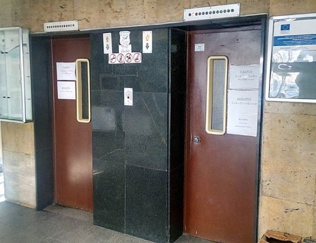 joromitevv's tweet photo. @AnxiousHolly looks like an old elevator door https://t.co/qMVhl9KFBR