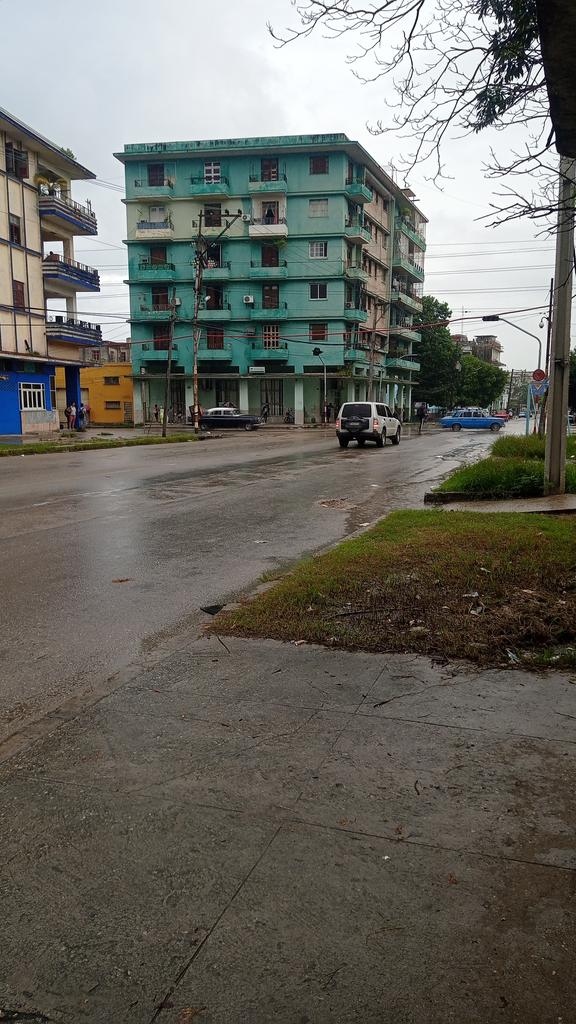 QbaDCorazon_'s tweet photo. ‼️ FAMILIA CUBANA 🇨🇺 
Así está mi #Cuba 🇨🇺 hoy.
Todo un pueblo acompañando el proceso de recuperación energética. Total confianza en los hombres y mujeres de la UNE, quienes batallan incansablemente por volver a la normalidad. Aqui estamos #UnidosXCuba https://t.co/0qzBE8Hvz0