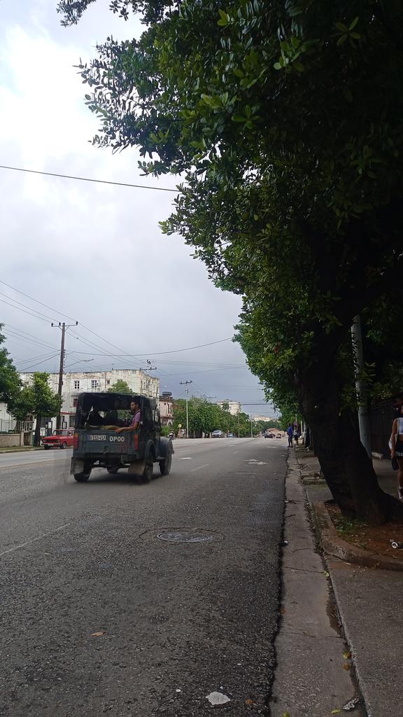 QbaDCorazon_'s tweet photo. ‼️ FAMILIA CUBANA 🇨🇺 
Así está mi #Cuba 🇨🇺 hoy.
Todo un pueblo acompañando el proceso de recuperación energética. Total confianza en los hombres y mujeres de la UNE, quienes batallan incansablemente por volver a la normalidad. Aqui estamos #UnidosXCuba https://t.co/0qzBE8Hvz0