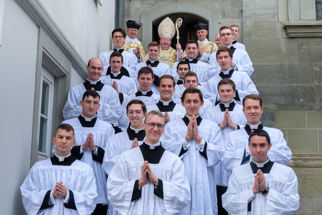 2024 - Tonsures et prises de soutane

fsspwigratzbad.blogspot.com/2024/10/2024-t…

#fssp #wigratzbad