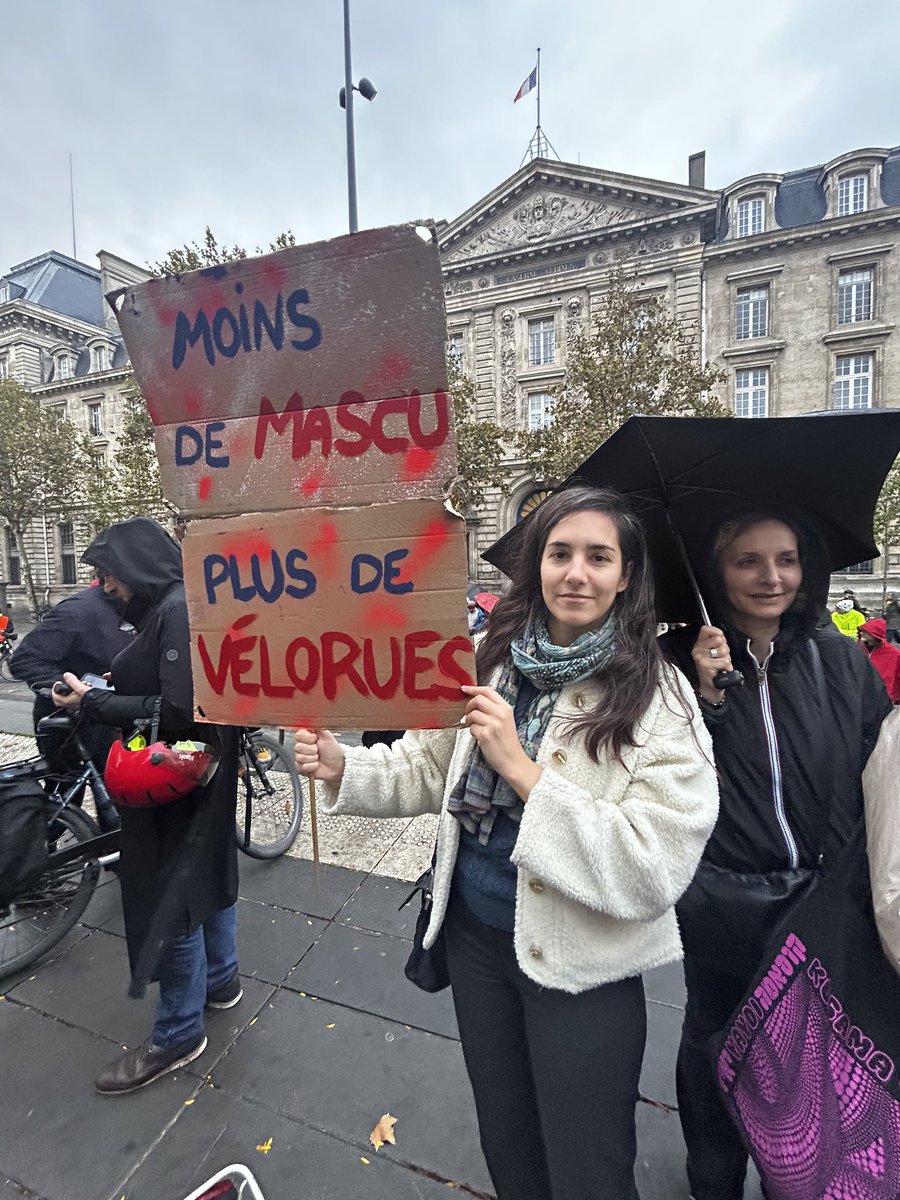 Rassemblés avec les élu.e.s du 18e en hommage au jeune Paul Varry, tué par un automobiliste. Tristesse et émotion. Stop à la violence routière, qui tient notamment de la masculinité toxique, d’un sentiment de toute-puissance derrière le volant d’une grosse voiture. <a href="/CelinePiques/">CelinePiques</a>