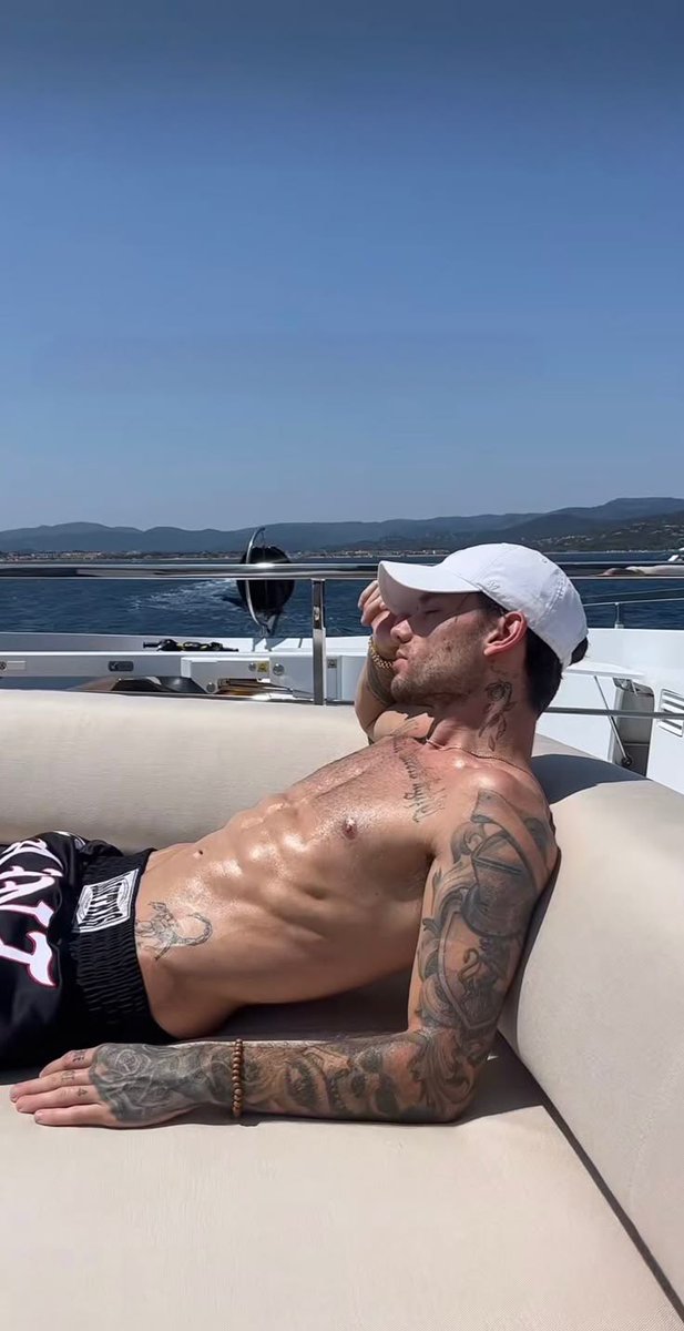 indielrry's tweet photo. realmente as fotos do corpo do liam payne estão insanas 😱 https://t.co/PhHPJLySPa