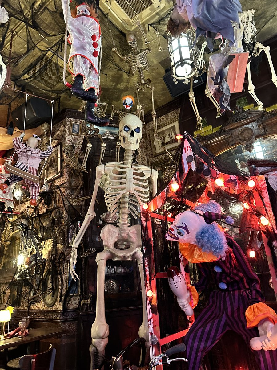alissaTweets's tweet photo. The Oscar Wilde bar in NYC
#halloweeen #2spooky ππ»πͺ¦ https://t.co/rijrgffBjX