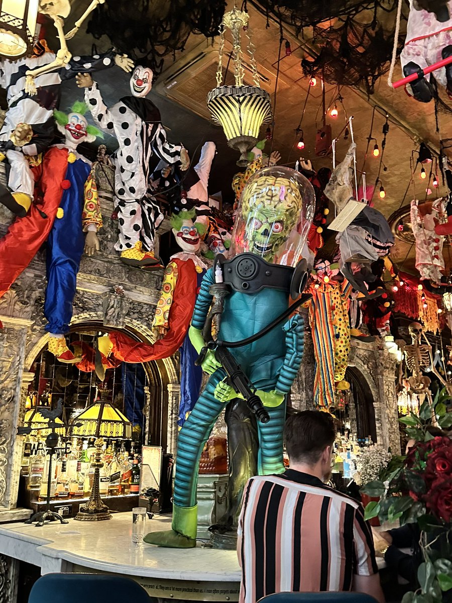 alissaTweets's tweet photo. The Oscar Wilde bar in NYC
#halloweeen #2spooky ππ»πͺ¦ https://t.co/rijrgffBjX