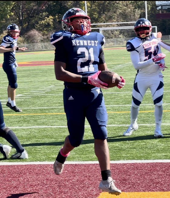 NEOZoneHS's tweet photo. Week 9 Saturday Featured Game #1 🌟 

*Halftime*
Warren JFK - 37
Cleveland Central Catholic - 6

After a slow start, JFK scores 30 unanswered points in the second quarter to take a commanding lead.

All four of JFK’s offensive touchdowns come from Jaylen Murray.

#NEOFB 🏈 https://t.co/rwVQ9Lhy0O