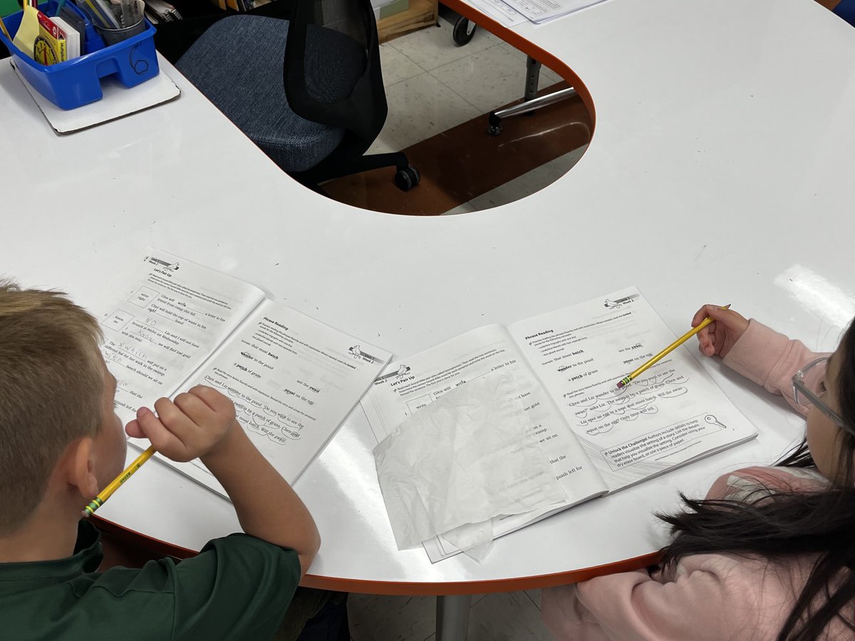 Practicing scooping phrases and reading with fluency ⁦<a href="/CMSmtolive/">CMS Elementary School</a>⁩ ⁦<a href="/NicoleMusarra/">Nicole Musarra</a>⁩ ⁦@ashleylopez210⁩